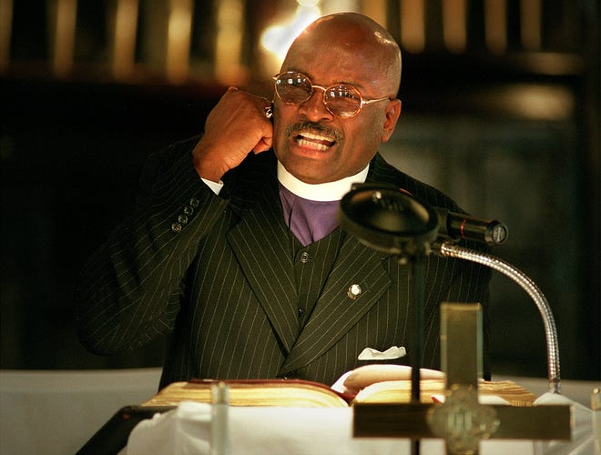 Bishop George E. Battle Jr. preaches at the AME Zion Central North Carolina Conference at Evans Metropolitan AME Zion Church in Fayetteville on Nov. 9, 1999.